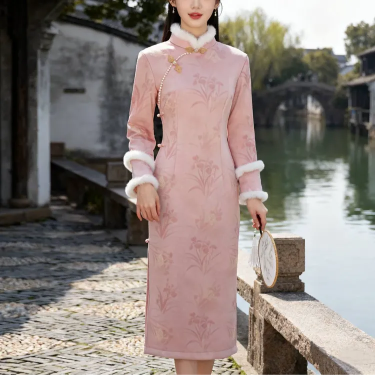 俏娘鱼粉色复古新中式保暖毛绒领旗袍女2025冬新款日常可穿年轻款