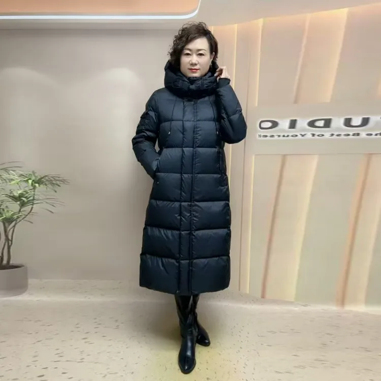 高端气质妈妈长款过膝羽绒服冬季新款加厚亮面免洗大码外套