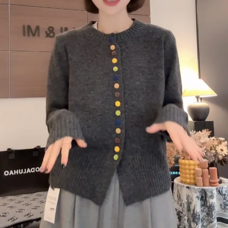 韩系百搭显瘦设计感秋季彩扣圆领毛针织开衫LK2508331