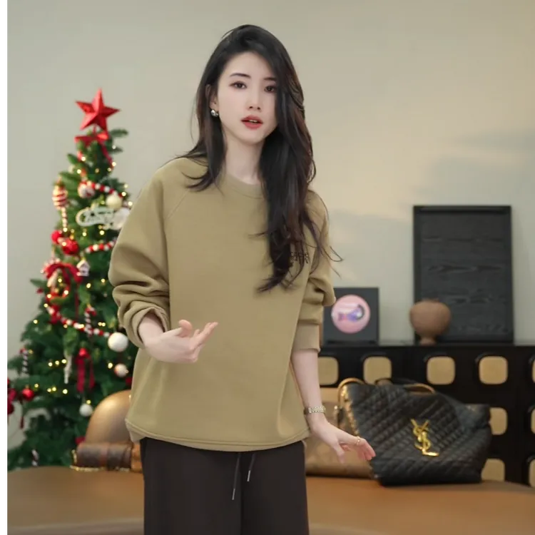 小乖逃休闲时尚咖色卫衣绣花字母MI显瘦宽松百搭款S25701