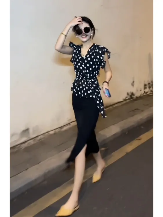 赫本风法式2025夏季高级感超好看气质收腰黑色波点衬衫半身裙套装