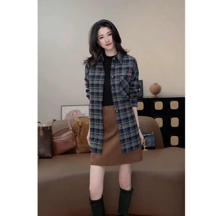 小乖逃休闲时尚绿色格子衬衫外套单口袋百搭原木扣polo领250906