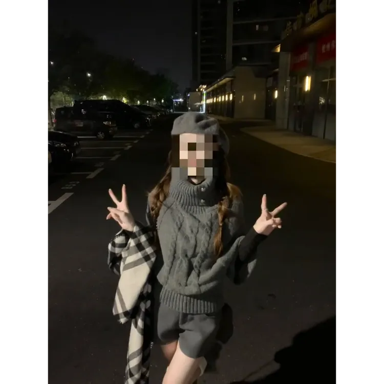 MARIE.COCO韩系复古氛围感斗篷毛衣叠穿女秋冬新款小个子休闲短裤