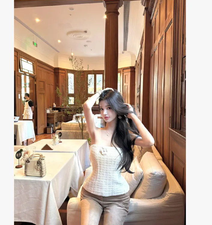 小香风气质山茶花毛呢抹胸背心上衣女2025新款显瘦牛仔裤两件套装