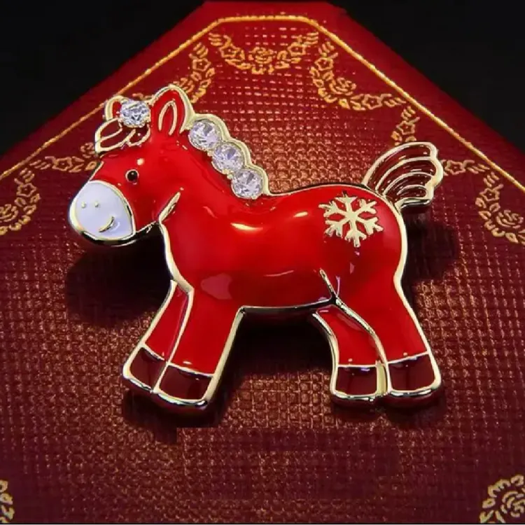 红色小马别针女新款高端时尚胸花大衣配饰礼品套组装礼品
