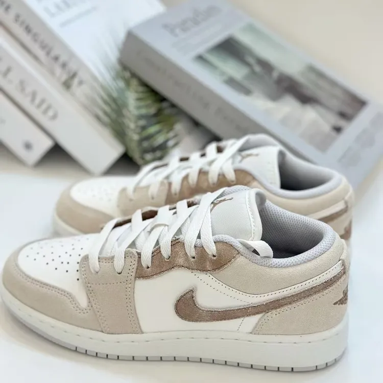 AIR JORDAN 1 女款米白色低帮复古耐磨百搭运动休闲板鞋官方正品