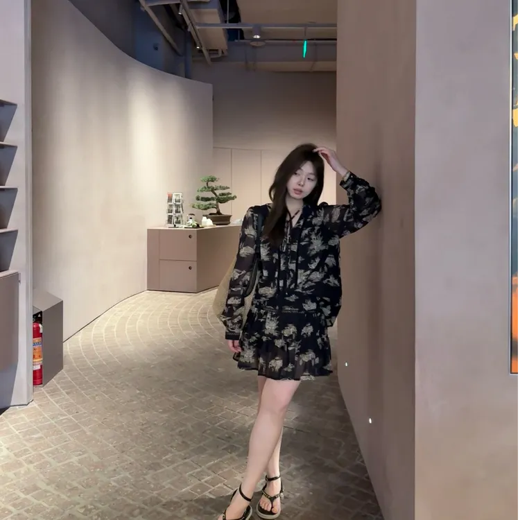 晶咕软软【古早限定】复古时尚小众气质设计感宫廷风V领印花套装