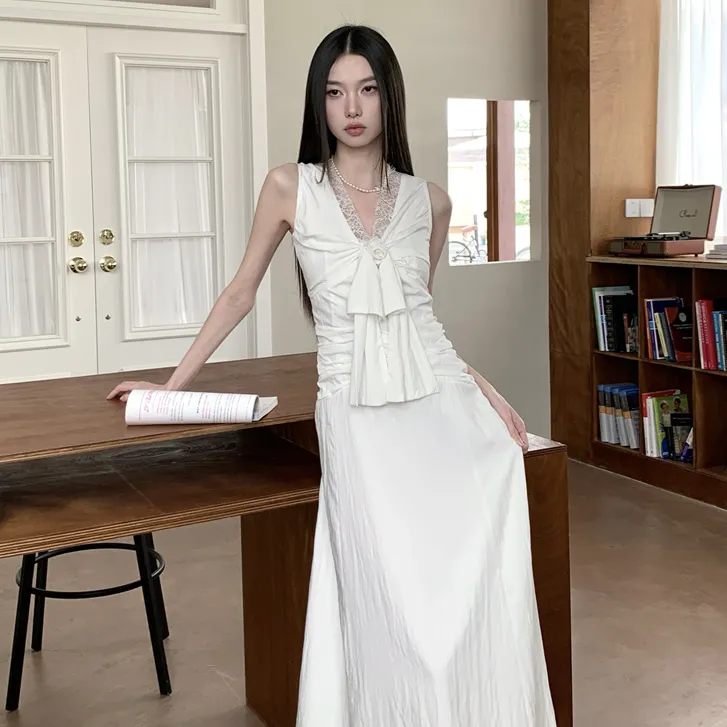 法式设计感V领白色蝴蝶结修身背心a字连衣裙女特别漂亮掐腰连身裙