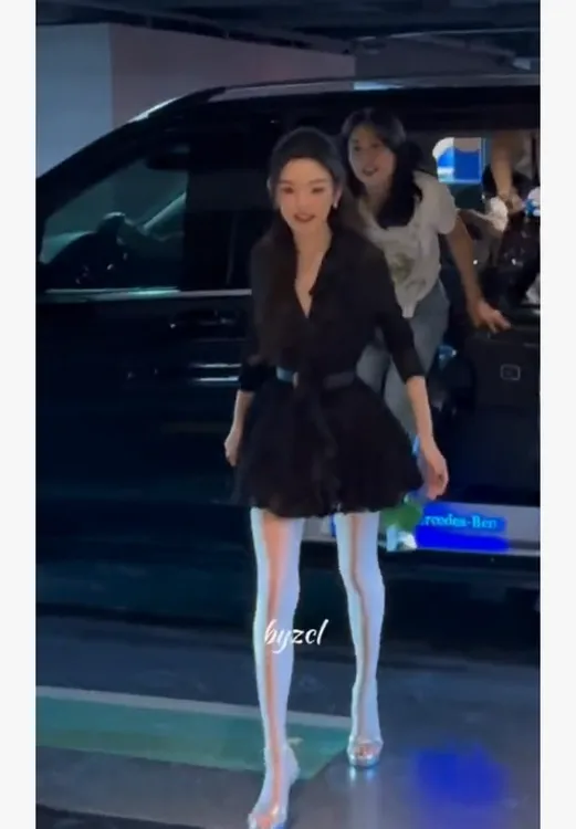 宋祖儿同款黑色V领荷叶边针织衫上衣2025早秋新款显瘦蕾丝半身裙