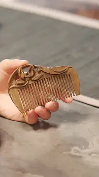 【闪购商品】金丝楠木雕兰花梳3