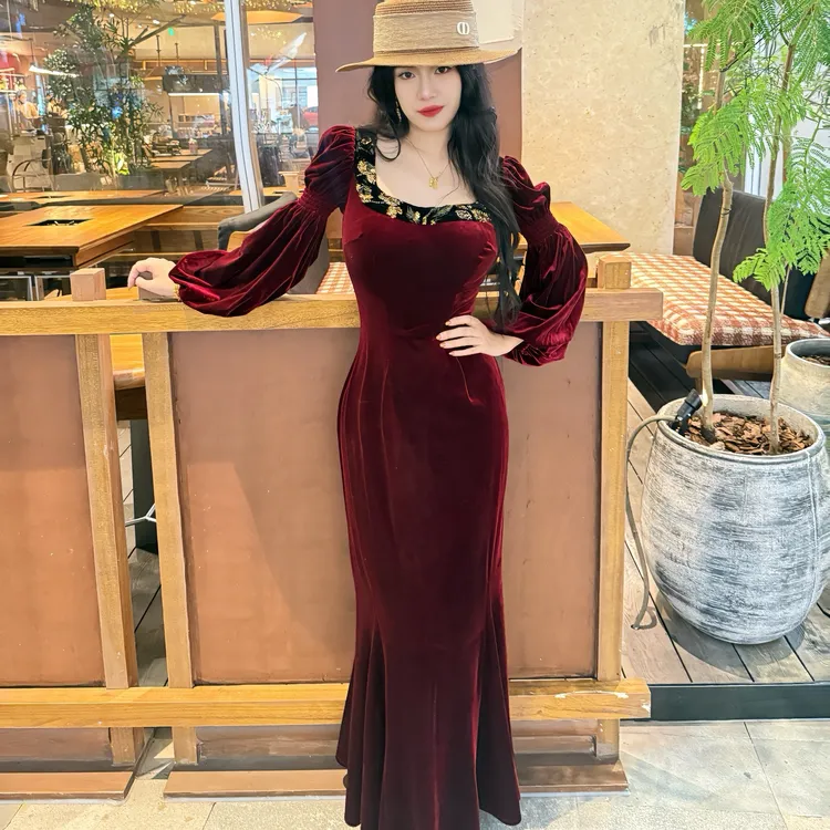 LHMknk1画报夫人原创赫本钉珠刺绣鱼尾裙步步生莲红色方领灯笼袖
