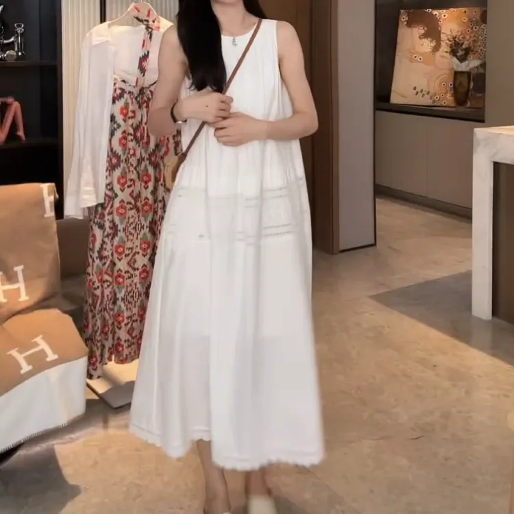 【初心】2025春夏新款百搭法式轻奢镂空绣花设计感连衣裙LK2502453