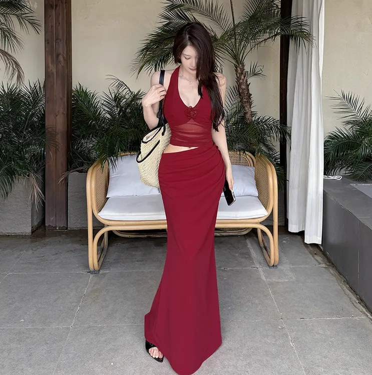 法式露腰V领花朵红色连衣裙女2025新款气质性感修身长裙裙子