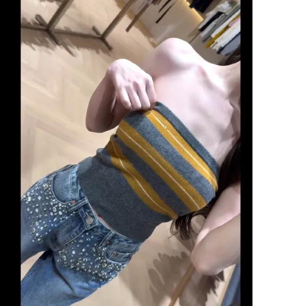 法式时尚设计感修身露肩针织抹胸上衣配高腰显瘦牛仔裤两件套装女