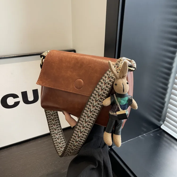 软皮包包时尚女包2025新款复古小方包简约轻便斜挎包休闲百搭包包