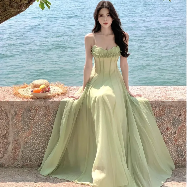 法式独特绝美紫色吊带连衣裙夏季高级感海边度假气质收腰大摆长裙