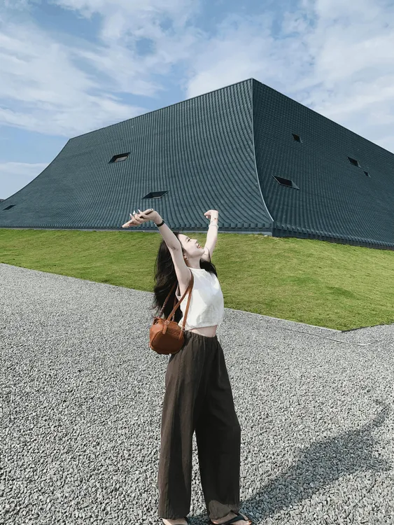 2025夏季新款松弛感穿搭慵懒风白色无袖上衣搭配棕色休闲裤两件套