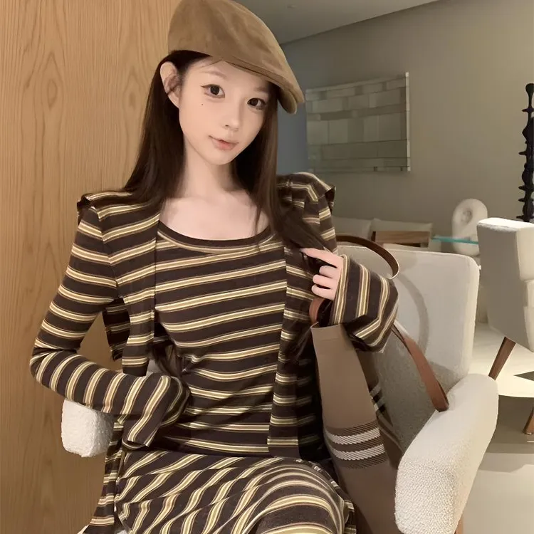 2025秋冬辣妹复古条纹连衣裙女ins极简风收腰显瘦带披肩针织长裙