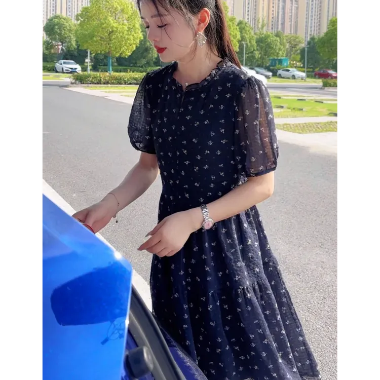 法式气质碎花v领短袖连衣裙女2025夏季新款收腰显瘦中长款a字裙子