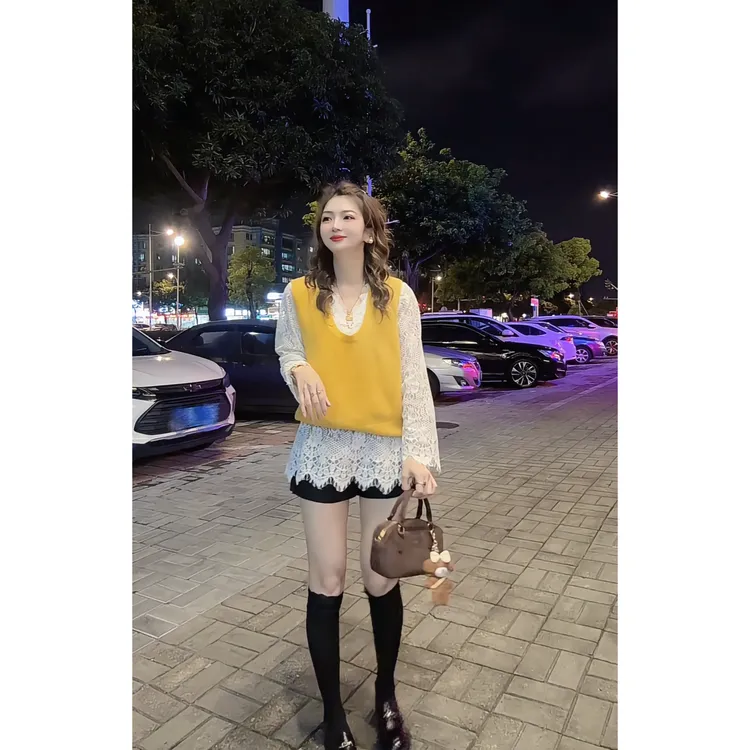 涵儿家 早秋洋气V领镂空蕾丝打底上衣 VS 纯色百搭宽松针织马甲