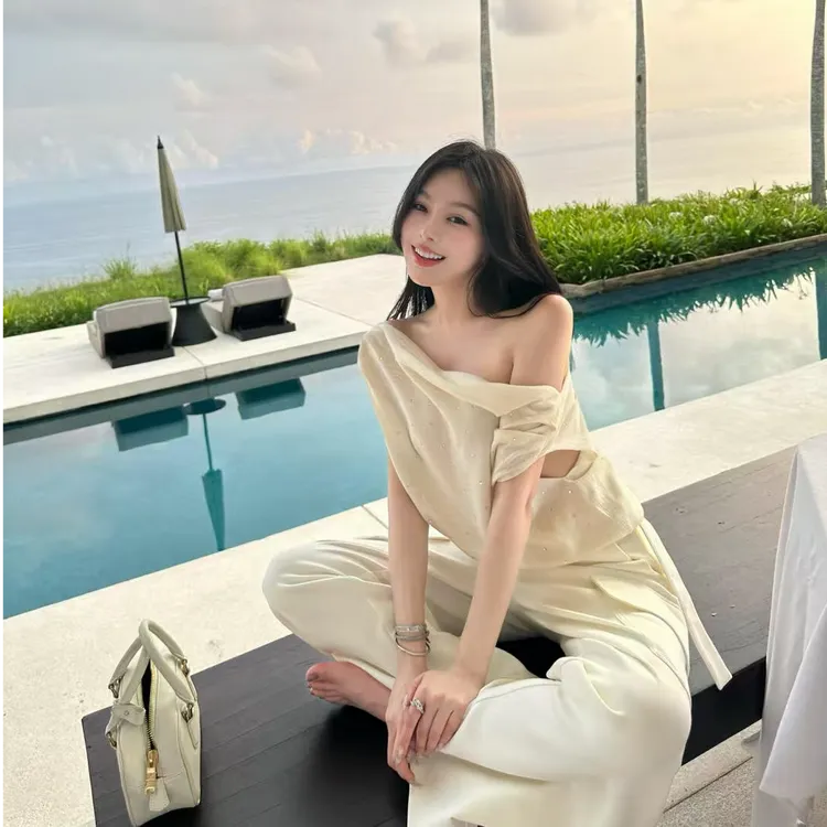 2025夏季新款纯欲性感辣妹风不规则斜领露肩上衣配高腰显瘦休闲裤