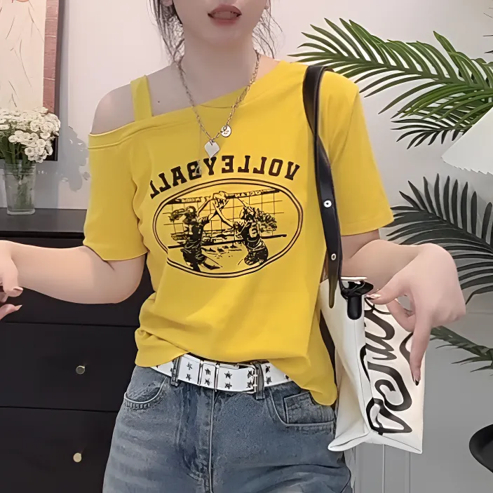 美式辣妹黄色斜肩短袖t恤女2025新款夏季修身印花设计感露肩上衣