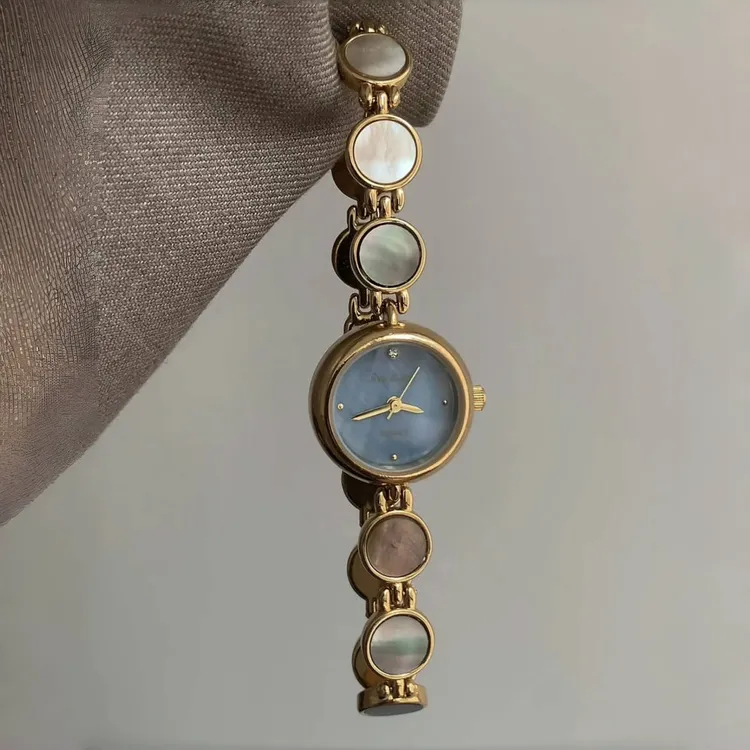 精致圆形贝母盘小众设计时尚百搭手链式石英手表女腕表石英表女款