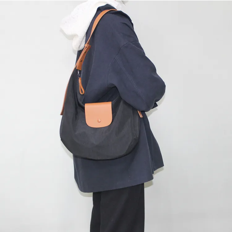 单根托特包休闲小众纯色中性风耐磨斜挎包便携时尚轻便简约黑色