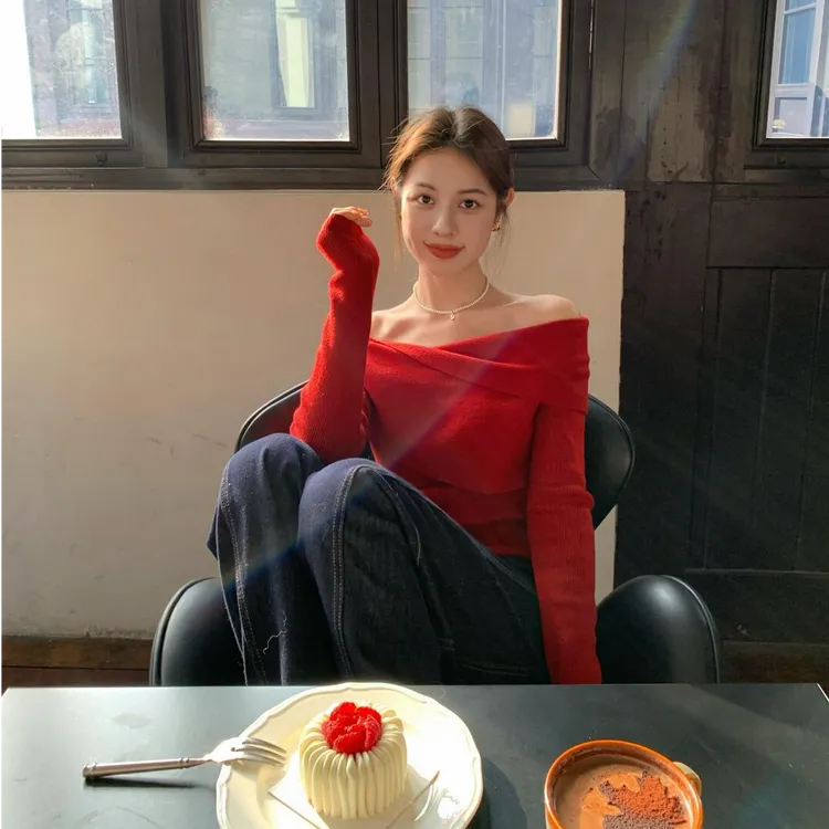 2025秋冬新款时尚清冷系禅意衣服女露肩设计感打底显瘦一字肩上衣