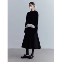 黑色婚礼_重工纽绳绞花+立体花边_黑白羊毛毛织圆领上衣
