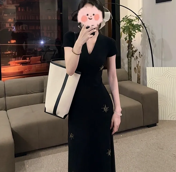 夏款轻奢名媛显瘦气质黑色连衣裙V领重工烫钻长裙女