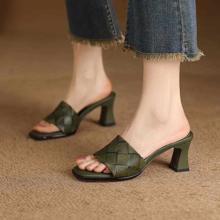 跟高6.5厘米/一字拖鞋时尚百搭夏季真皮外穿粗跟高跟方头露趾拖鞋