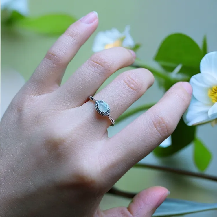 S925银镶嵌白冰翡翠蛋面竹节马鞍精致可调节时尚穿搭翡翠戒指女款