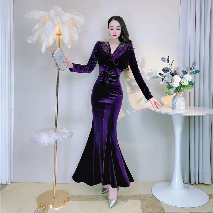 气质女人味秋冬新款丝绒重工钉钻流苏V领鱼尾长裙显瘦包臀连衣裙
