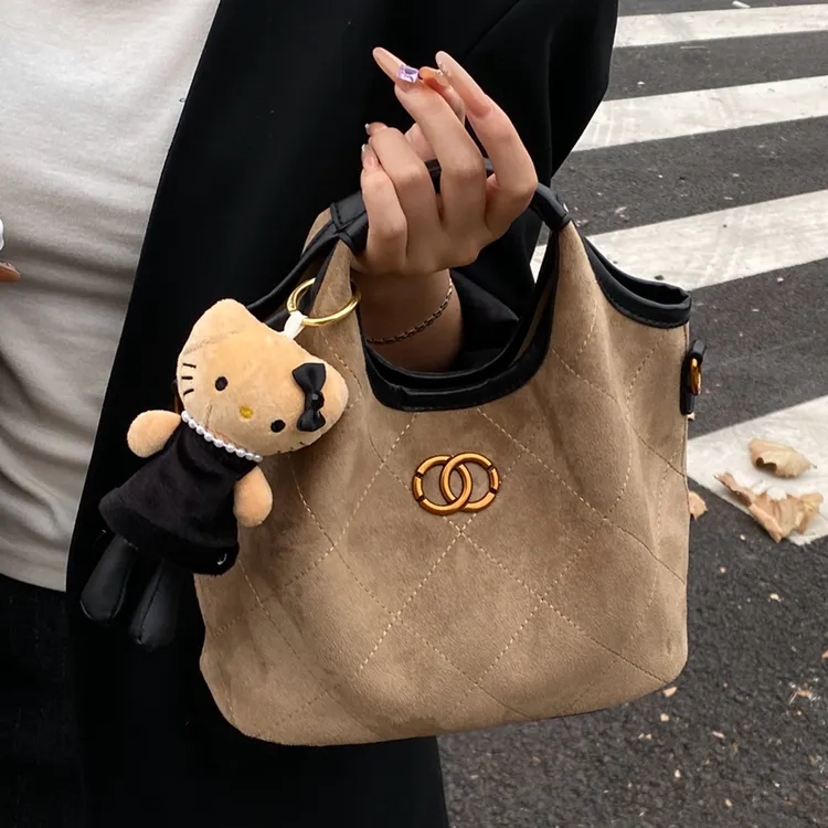 秋冬复古图文同款水桶包女2025新款高级感百搭斜挎通勤手提小拎包