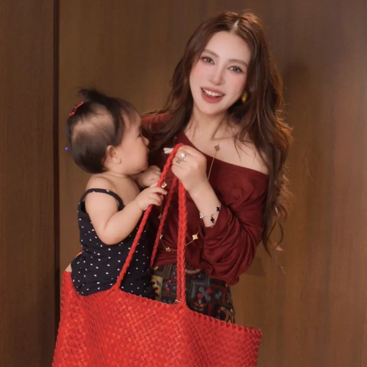 G. yantong/郭彦彤斜肩长袖打底上衣轻薄夏款小众针织短款DDL81