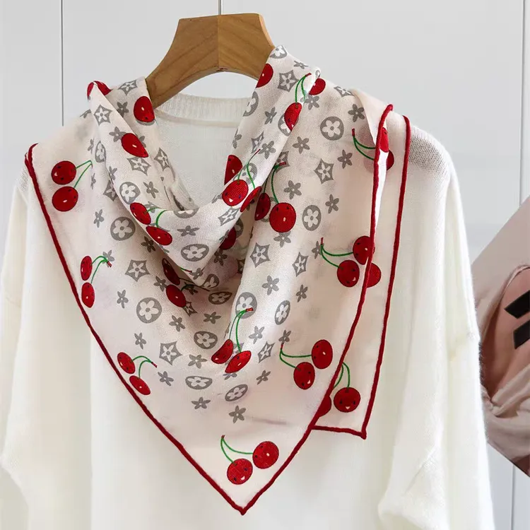 2025新款真丝羊毛混纺围巾时尚高贵小方巾桑蚕丝丝巾女护颈披肩