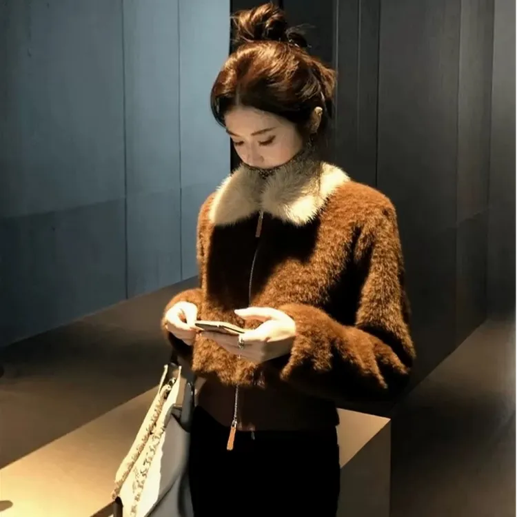 2025冬季独特漂亮时髦洋气巨好看重要场合穿搭咖色毛衣外套上衣女