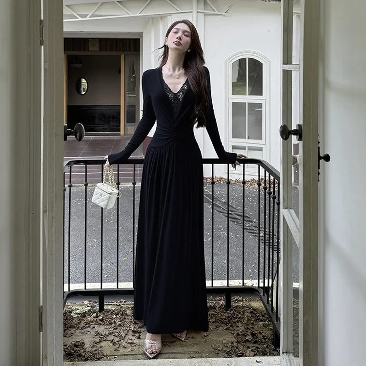 运补6-8原创高级感新款V领连衣裙蕾丝气质礼服纯欲风秋冬内搭长裙