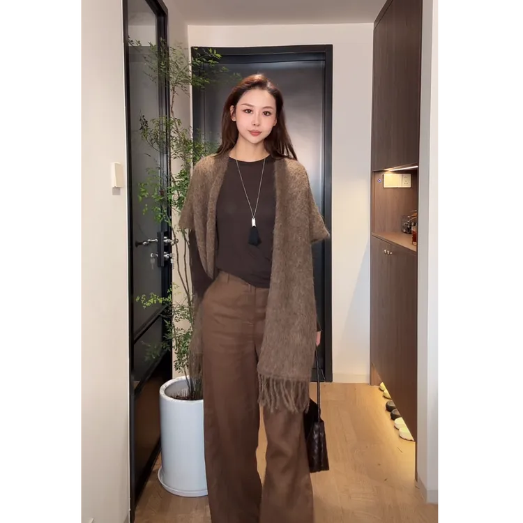 秋冬慵懒风套装女经典围巾保暖流苏边披肩休闲百搭窄版直筒裤套装