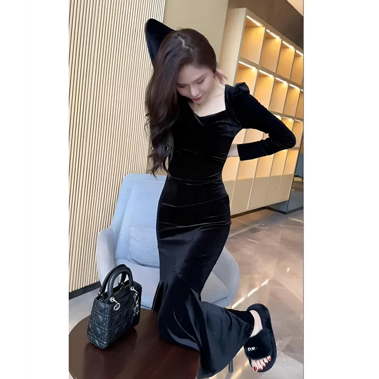 法式金丝绒V领鱼尾裙连衣裙女2025年秋冬新款轻奢复古内搭小黑裙