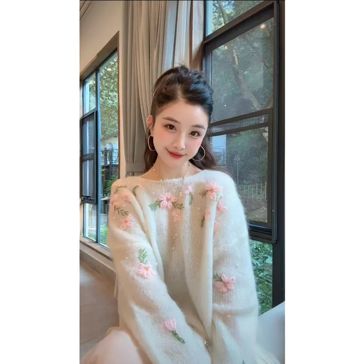 洋洋优选-【白月光】冬季新款温柔风立体花朵软糯套头毛衣女YY72233