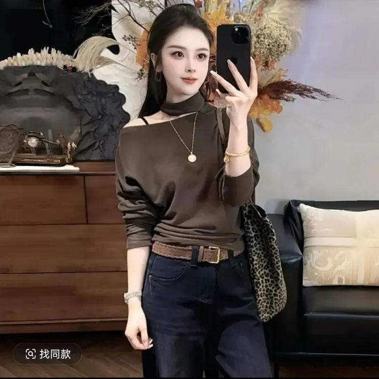 黑色挂脖露肩长袖t恤女秋冬新款百搭设计感显瘦内搭打底衫上衣女
