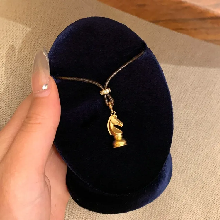 非金属皮质项链 新中式金色国际象棋马头项链复古高级感毛衣链女