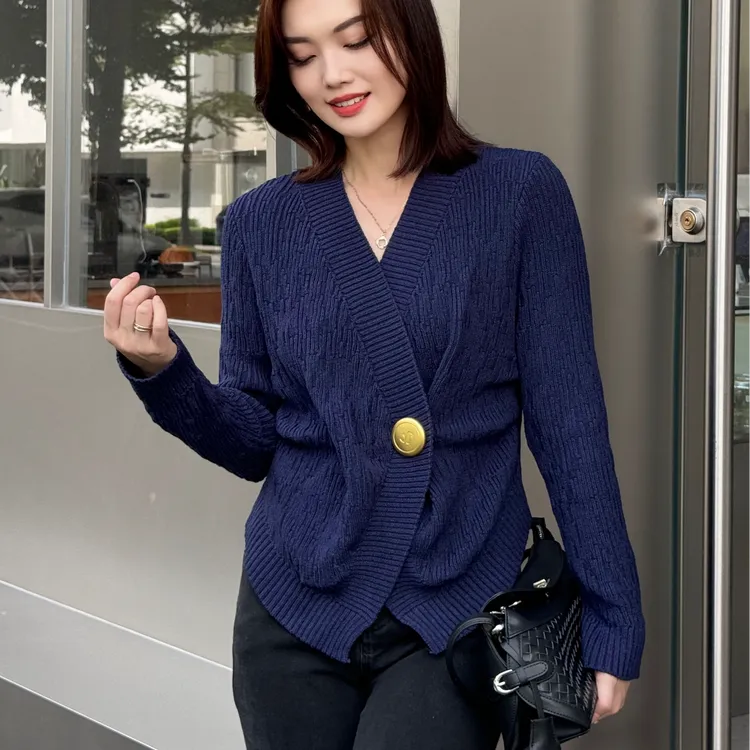 时尚V领纯色提花气质针织秋冬毛针织衫常规款法式设计感百搭显瘦