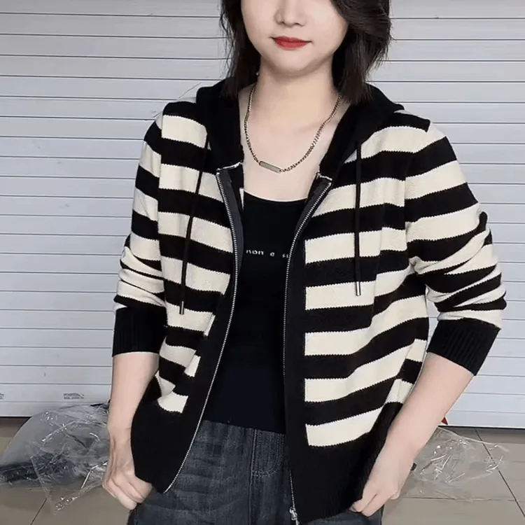 秋季网红新款简约条纹印花气质减龄开衫宽松休闲连帽针织妈妈外套