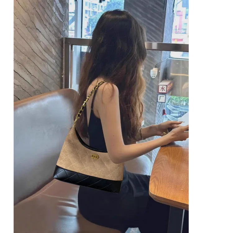 香港正品精选轻奢包包女2026新款秋冬轻奢小众高级感精致斜挎包女