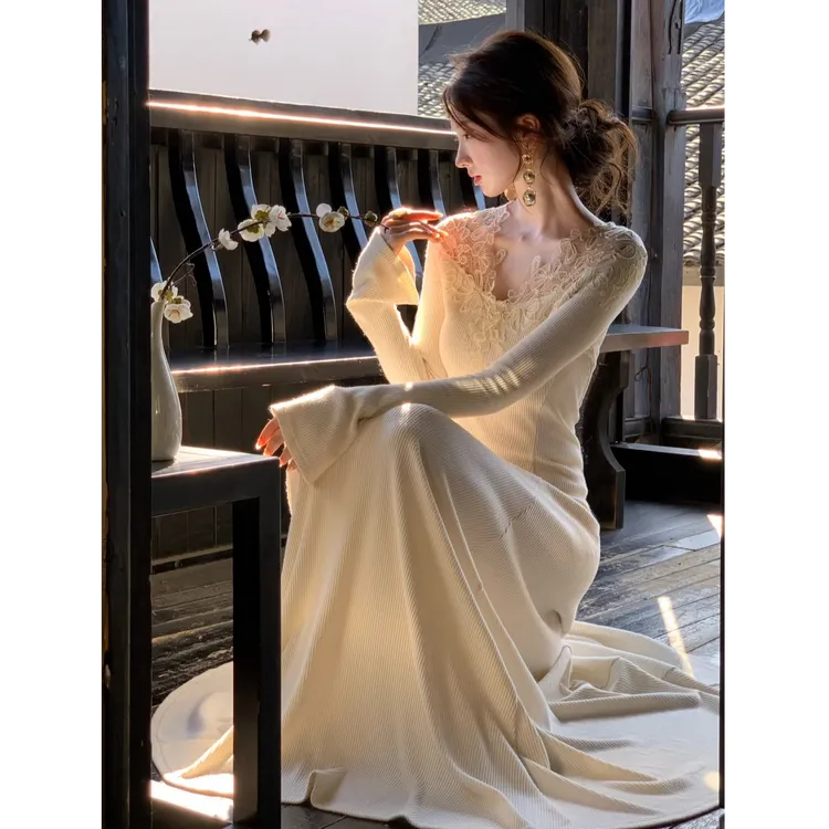 法式蕾丝拼接高级感长袖连衣裙女2025秋冬新款收腰纯欲风时尚长裙