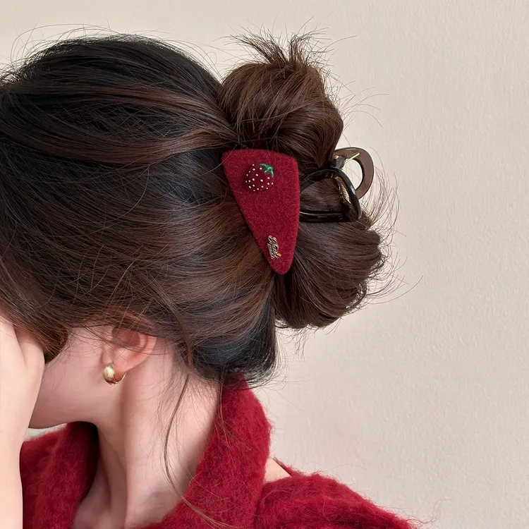 毛毡草莓三角抓夹女高级感后脑勺鲨鱼夹日常通勤百搭发夹头饰发饰