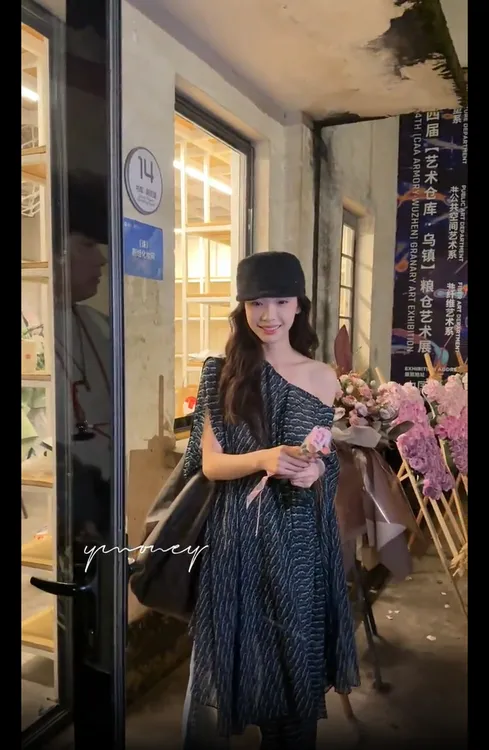 易梦玲同款网纱闪耀光泽感斗篷连衣裙女秋季新款显瘦牛仔裤两件套